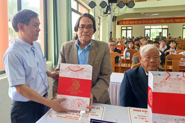 Đồng chí Nguyễn Văn Cường – Chủ tịch UBND huyện, trao quà cho Anh hùng LLVT Mai Thanh Minh