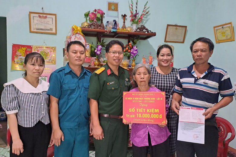 Trung tá Hoàng Văn Việt – Chính trị viên, Ban Chỉ huy Quân sự huyện Đam Rông trao sổ tiết kiệm cho bà Vũ Thị Nhạ