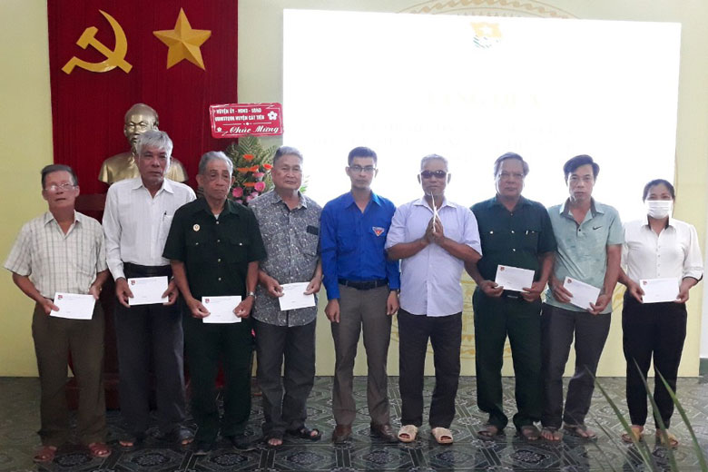 Đoàn Khối Doanh nghiệp tỉnh Lâm Đồng trao quà cho các gia đình chính sách huyện Cát Tiên