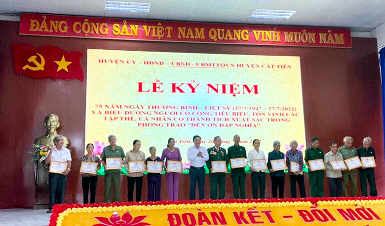 Lãnh đạo huyện Cát Tiên trao tặng giấy khen cho các các cá nhân, tập thể có thành tích trong phong trào “Đền ơn đáp nghĩa” trên địa bàn huyện