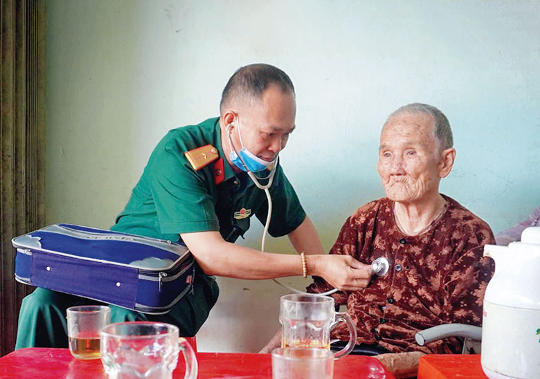 Bác sĩ Trung đoàn Bộ binh 994 khám sức khỏe cho Mẹ Việt Nam Anh hùng Nguyễn Thị Có. Ảnh: Triều Ka