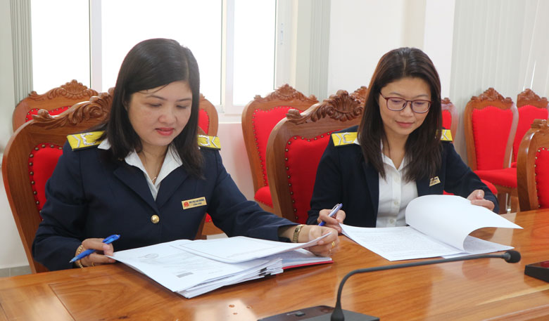 Chị Bùi Thị Lan Hương (trái) và chị Cao Thị Tường Như trao đổi công việc