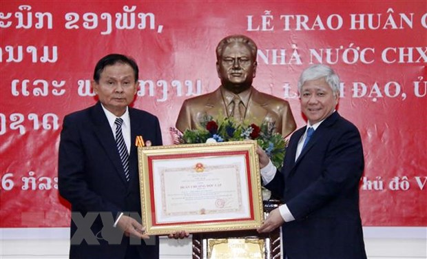 Chủ tịch Ủy ban Trung ương Mặt trận Tổ quốc Việt Nam Đỗ Văn Chiến trao Huân chương Độc lập hạng III cho một trong các Lãnh đạo Ủy ban Trung ương Mặt trận Lào xây dựng đất nước.
