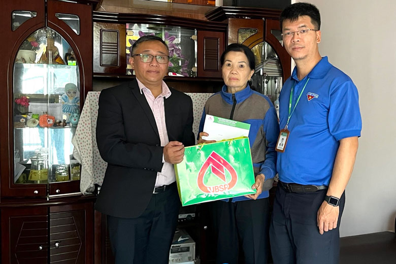 Cán bộ Ngân hàng Chính sách Xã hội thăm và tặng quà tại gia đình bà Huỳnh Thị Chuyên
