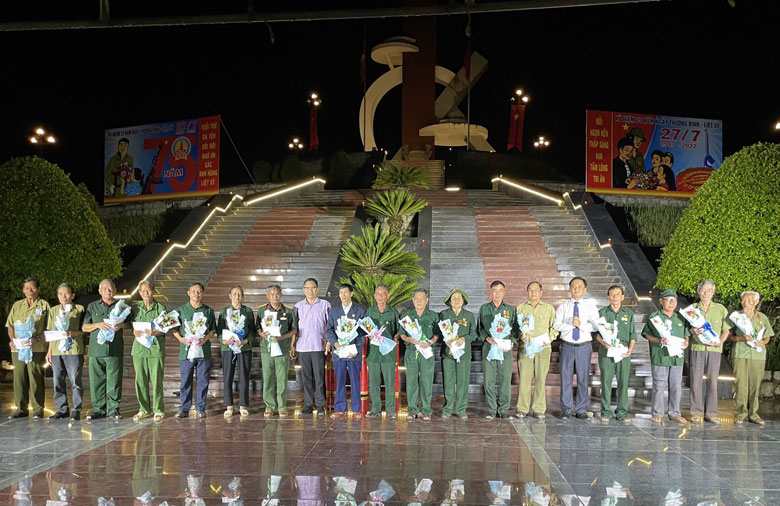 Huyện Đạ Tẻh tổ chức Lễ thắp nến tri ân các anh hùng liệt sỹ