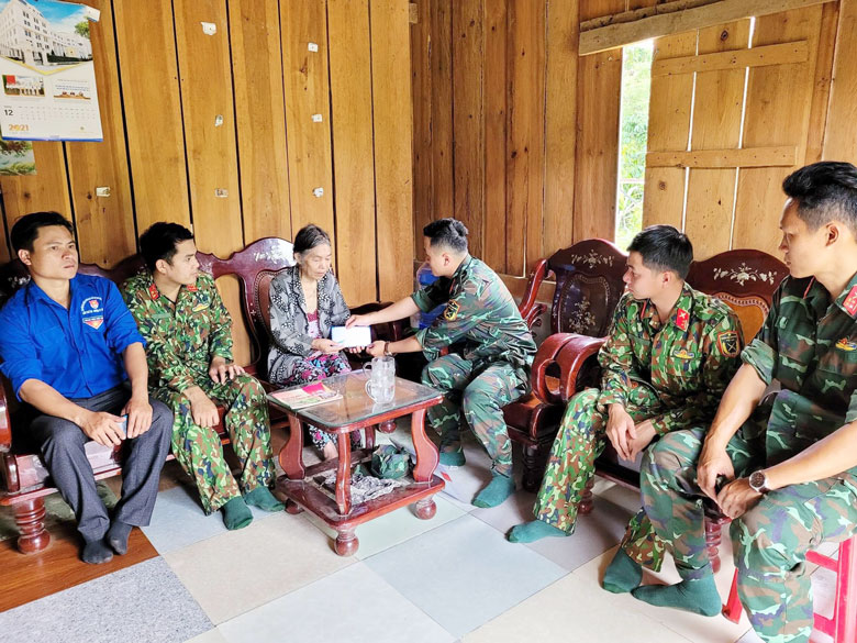 Đoàn Thanh niên Bộ Chỉ huy quân sự tỉnh thăm, tặng quà gia đình chính sách nhân ngày 27/7