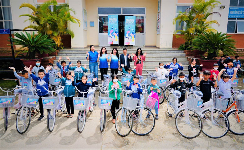 Đà Lạt: Tặng xe đạp ''nâng bước em đến trường''