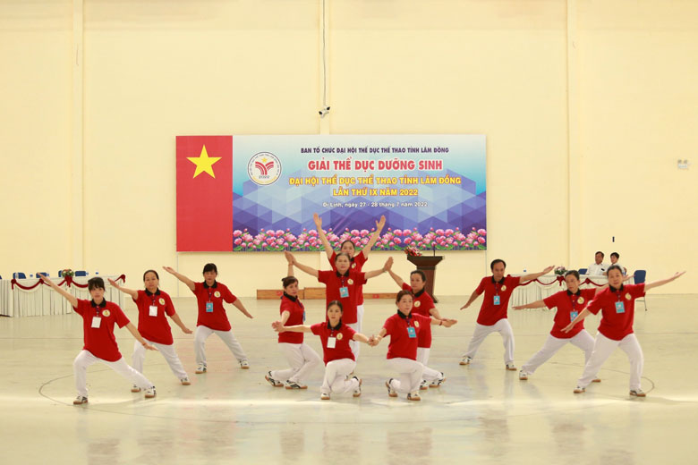 Đội thể dục dưỡng sinh huyện Di Linh tham gia thi nội dung bắt buộc 7 động tác
