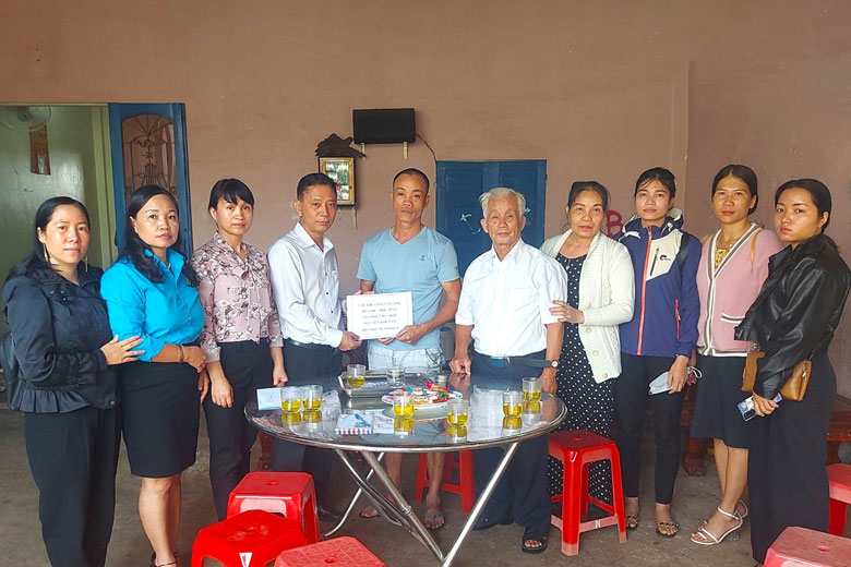 Trường Tiểu học Nguyễn Khuyến thăm hỏi và trao số tiền hơn 94 triệu đồng giúp gia đình cháu T