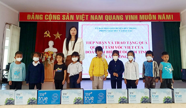 Tiếp nhận và trao quà của Quỹ Vì tầm vóc Việt cho học sinh nghèo trên địa bàn huyện Đức Trọng