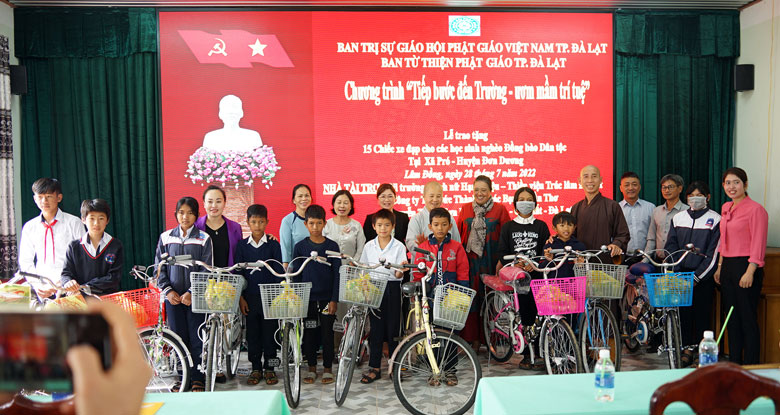 Trao xe đạp cho học sinh xã P’Ró, huyện Đơn Dương