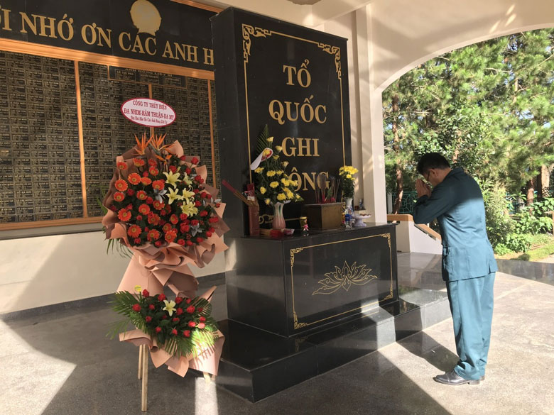 Ông Ngô Trí Chung - Chủ tịch Hội Cựu chiến binh Công ty ĐHĐ thắp hương tại Đài tưởng niệm Nghĩa trang Liệt sỹ TP Bảo Lộc