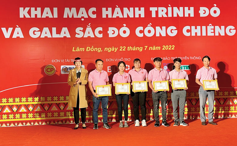 Trưởng Ban Dân vận Tỉnh ủy Phạm Thị Phúc trao tặng giấy khen của Ban Chỉ đạo Vận động HMTN Lâm Đồng cho 6 cá nhân xuất sắc trong Phong trào HMTN của tỉnh