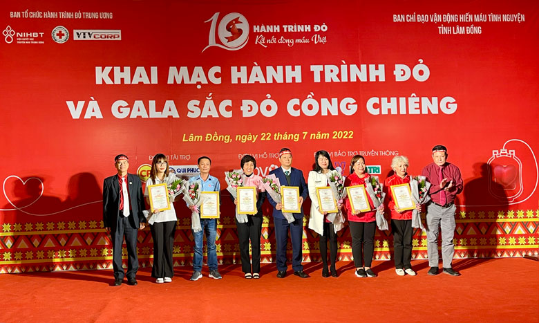 Đại diện Ban Tổ chức Hành trình đỏ Trung ương năm 2022 và Hội Chữ thập đỏ Lâm Đồng trao tặng bằng ghi nhận tấm lòng vàng cho các đơn vị, cá nhân đồng hành với Hành trình đỏ Lâm Đồng