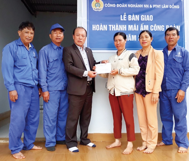 Công đoàn ngành Nông nghiệp và Phát triển nông thôn Lâm Đồng bàn giao “Nhà mái ấm công đoàn” cho đoàn viên