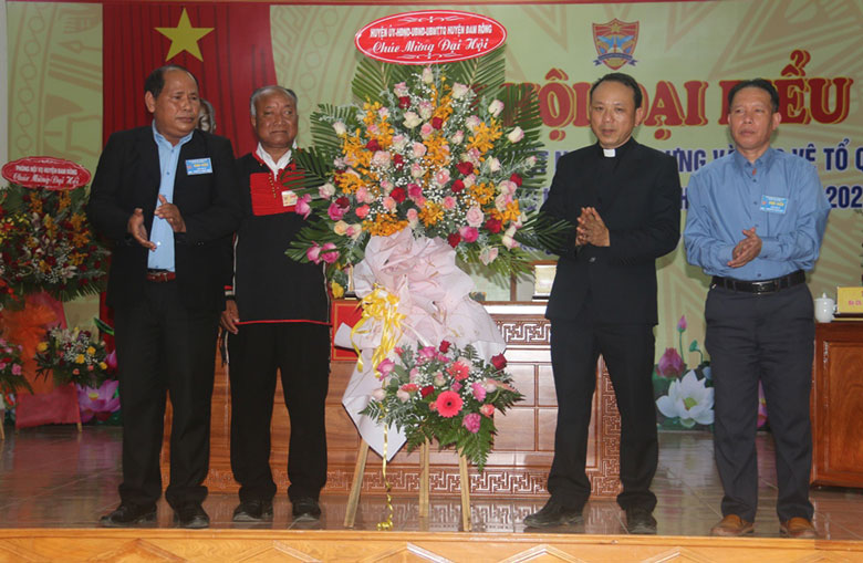Đại diện lãnh đạo huyện Đam Rông tặng hoa chúc mừng Đại hội