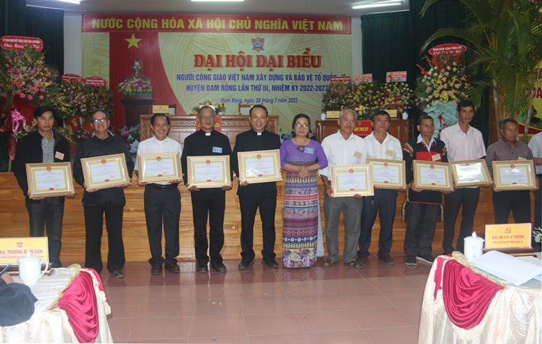 Các đồng chí lãnh đạo huyện trao tặng giấy khen cho các tập thể và cá nhân có thành tích xuất sắc