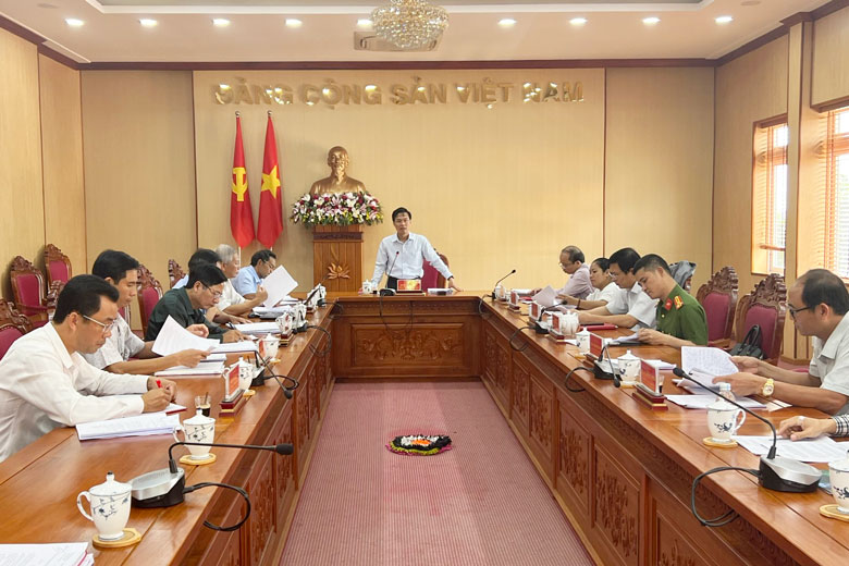 Đồng chí Đinh Văn Tuấn – Bí thư Huyện ủy Di Linh chủ trì hội nghị