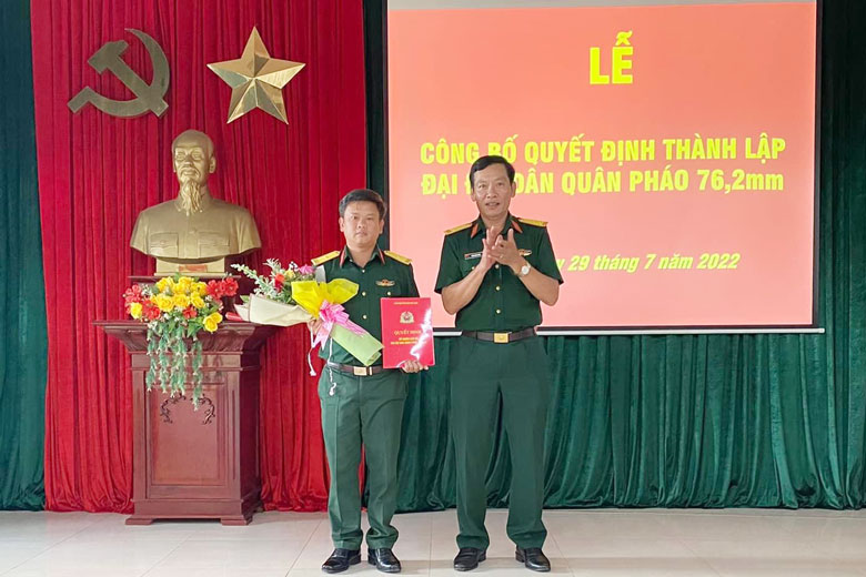 Thượng tá Đoàn Mạnh Hùng - Phó Tham mưu trưởng, Bộ Chỉ huy Quân sự tỉnh trao quyết định thành lập Đại đội Dân quân pháo 76,2 mm huyện Di Linh