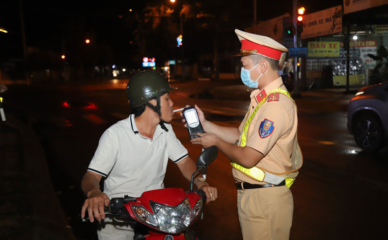 Cảnh sát Giao thông Công an huyện Đạ Tẻh kiểm tra, xử lý vi phạm nồng độ cồn trên địa bàn thị trấn Đạ Tẻh