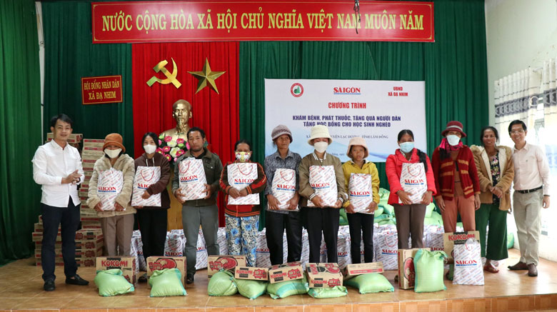 Báo SGGP trao tặng quà cho đồng bào DTTS khó khăn tại xã Đạ Nhim (huyện Lạc Dương)