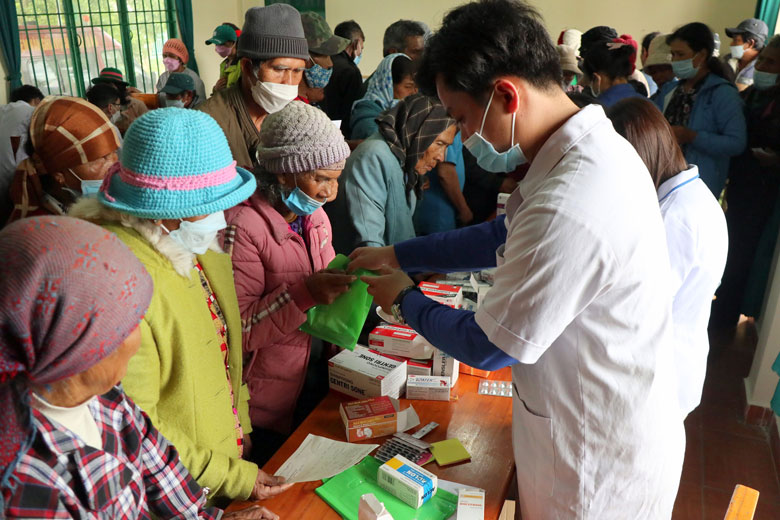 Chương trình khám, phát thuốc miễn phí cho đồng bào xã Đạ Nhim, huyện Lạc Dương