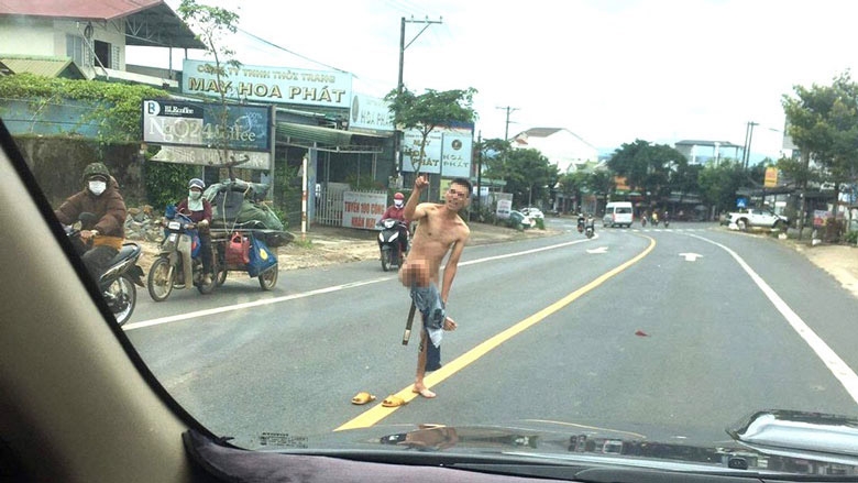 Nam thanh niên trong tình trạng “ngáo đá”, lột quần áo “múa” trên Quốc lộ 20 qua phường Lộc Sơn