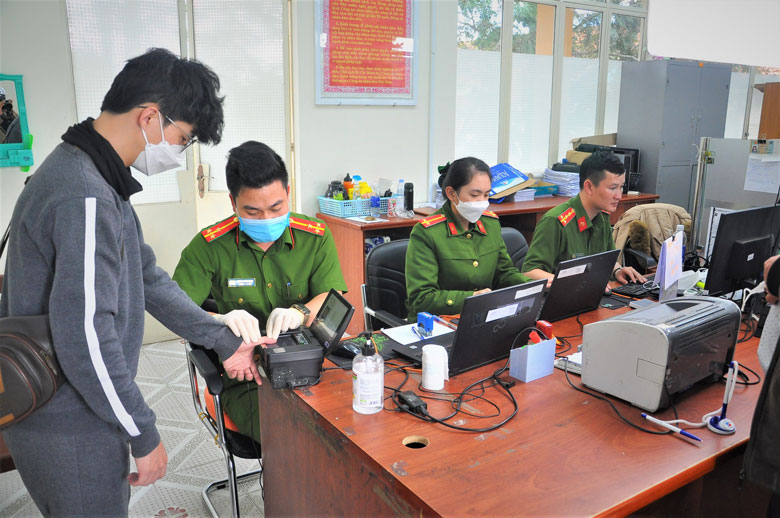 Người dân đến làm Căn cước công dân tại Bộ phận Một cửa UBND thành phố Đà Lạt