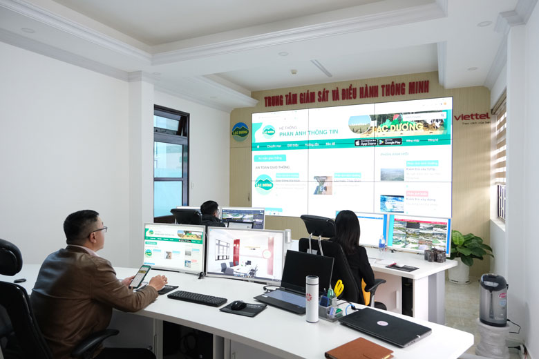 Thông tin phản ánh của người dân được Trung tâm Điều hành đô thị thông minh huyện Lạc Dương tiếp nhận, phân loại để chuyển đến các phòng, ban chức năng hoặc các địa phương để giải quyết
