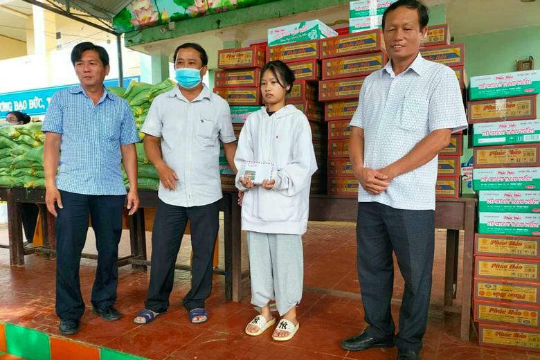 Trao tặng học bổng trị giá 10 triệu đồng/suất cho học sinh khó khăn tại thôn Đạ Nghịch (Lộc Châu)