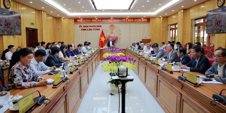 Lãnh đạo các sở, ban, ngành tham dự cuộc họp đánh giá tình hình kinh tế - xã hội tháng 7 tại điểm cầu UBND tỉnh Lâm Đồng