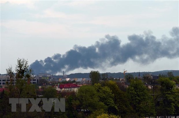 Khói bốc lên tại thành phố Lviv, trong xung đột Nga-Ukraine, ngày 3/5/2022