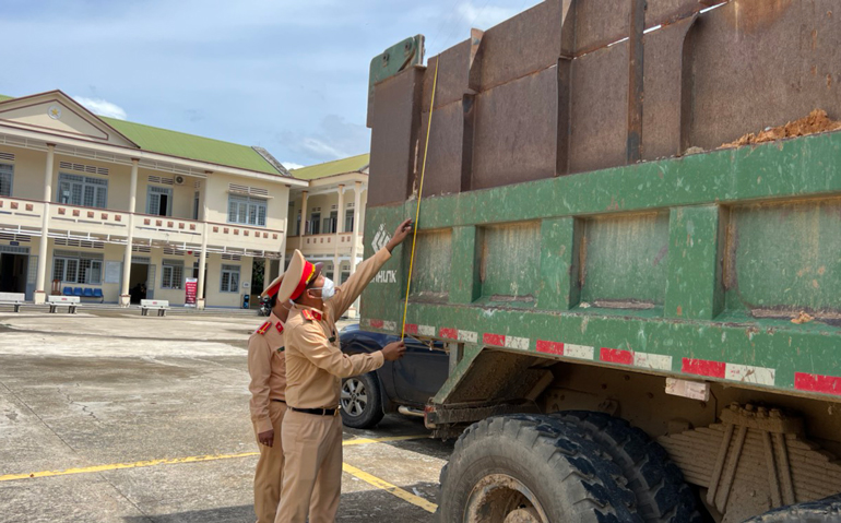 Công an huyện Đạ Tẻh kiểm tra xe vi phạm về cơi nới thùng