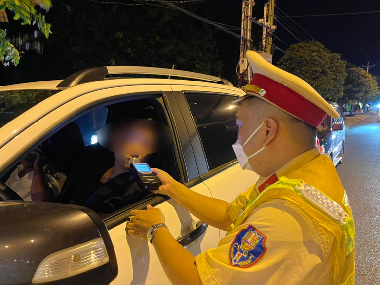 Lực lượng cảnh sát giao thông Công an huyện Đạ Huoai kiểm tra, xử lý vi phạm nồng độ cồn 