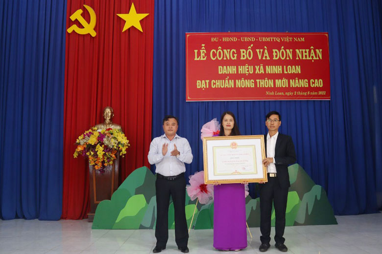 Ông Lê Nguyên Hoàng – Phó Chủ tịch UBND huyện Đức Trọng, trao Bằng công nhận xã đạt chuẩn nông thôn mới nâng cao cho xã Ninh Loan.