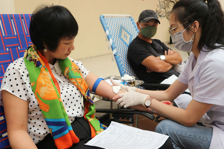 Bà Phạm Thị Phúc - Ủy viên Ban Thường vụ, Trưởng Ban Dân vận Tỉnh ủy Lâm Đồng là một trong người đầu tiên tham gia hiến máu trong ngày hội