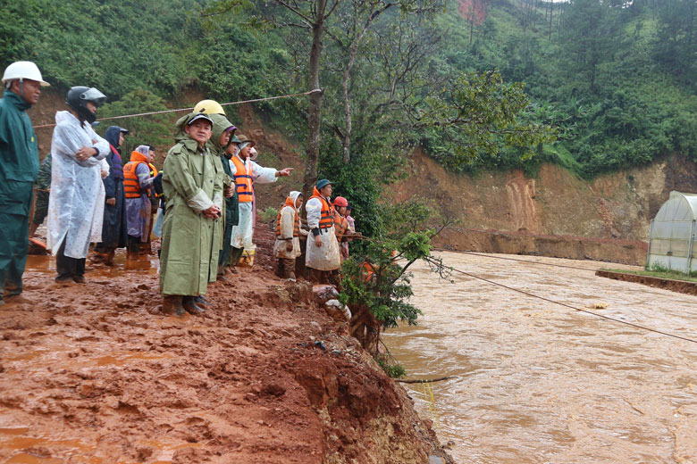 Đồng chí Phan Văn Đa, nguyên Phó Chủ tịch UBND tỉnh Lâm Đồng chỉ đạo giải cứu người dân mắc kẹt do lũ quét tại địa bàn huyện Lạc Dương vào năm 2019