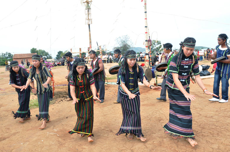 Những người trẻ ở Lâm Đồng đang từng ngày giữ gìn điệu múa xoang và tiếng chiêng truyền thống.