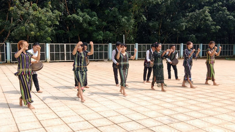 Những người trẻ ở xã Đồng Nai Thượng đang từng ngày giữ gìn điệu múa xoang và tiếng chiêng truyền thống