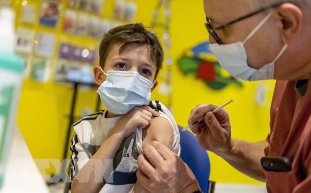 Nhân viên y tế tiêm vaccine phòng COVID-19 của Pfizer/BioNTech cho trẻ em tại Berlin, Đức