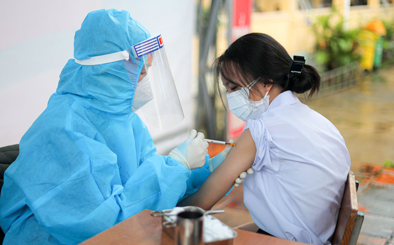 Lực lượng Y tế tiêm vắc xin phòng Covid-19 cho học sinh trên địa bàn tỉnh Lâm Đồng