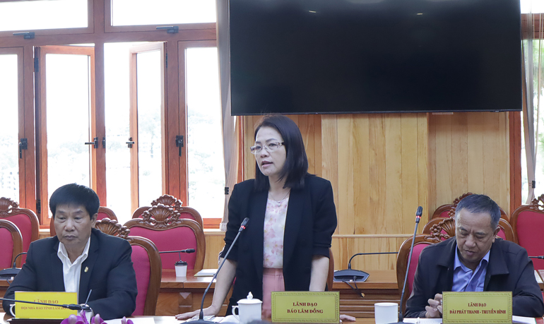 Đồng chí Hồ Thị Lan - Tổng biên tập Báo Lâm Đồng đóng góp ý kiến tại buổi làm việc