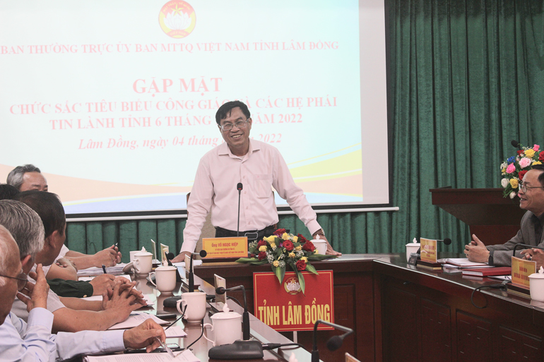 Chủ tịch Ủy ban MTTQ Việt Nam tỉnh Lâm Đồng Võ Ngọc Hiệp phát biểu tại buổi gặp mặt