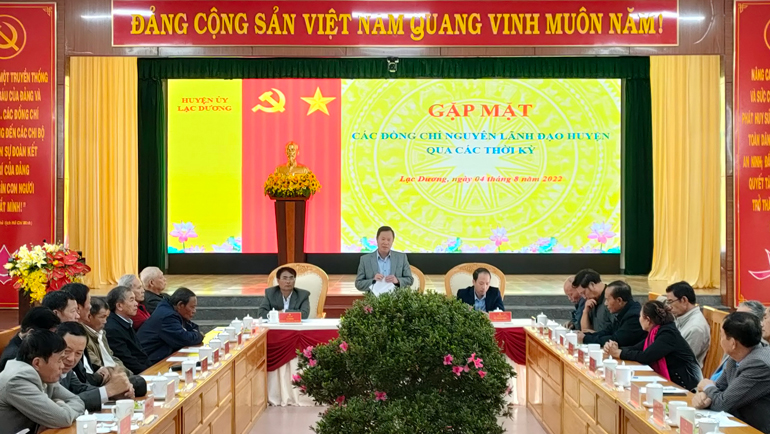 Đồng chí Phạm Triều – Bí thư Huyện ủy, Chủ tịch HĐND huyện phát biểu tại buổi gặp mặt