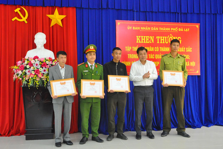 Ông Nguyễn Văn Sơn - Phó Chủ tịch UBND TP Đà Lạt trao giấy khen cho tập thể và 3 cá nhân