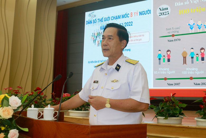 Đại tá Đào Giang Hải – Phó Chủ nhiệm Chính trị Bộ Tư lệnh Vùng 4 Hải quân thông tin tại hội nghị