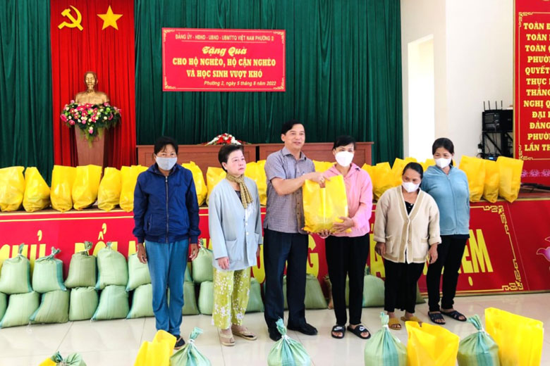 Bảo Lộc: Trao tặng quà, học bổng cho hộ nghèo và học sinh vượt khó