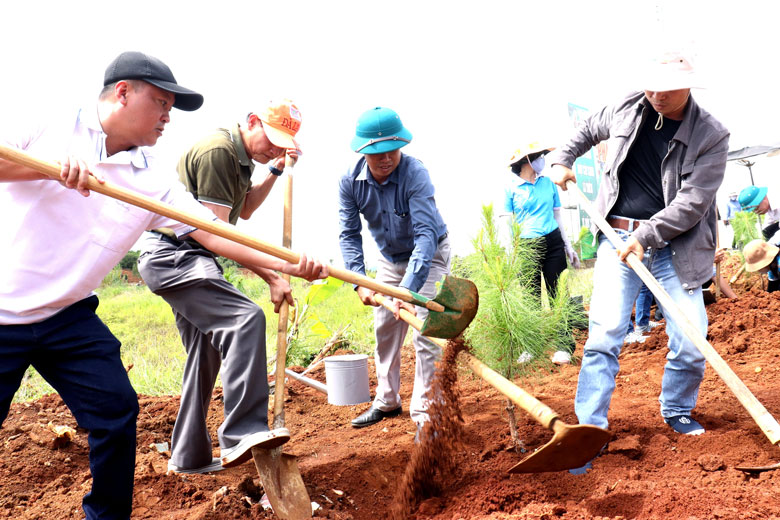 Đồng chí Nguyễn Trọng Ánh Đông - Ủy viên Ban Thường vụ Tỉnh ủy, Trưởng Ban Tổ chức Tỉnh ủy Lâm Đồng cùng lãnh đạo TP Bảo Lộc tham gia trồng cây xanh tại lễ phát động