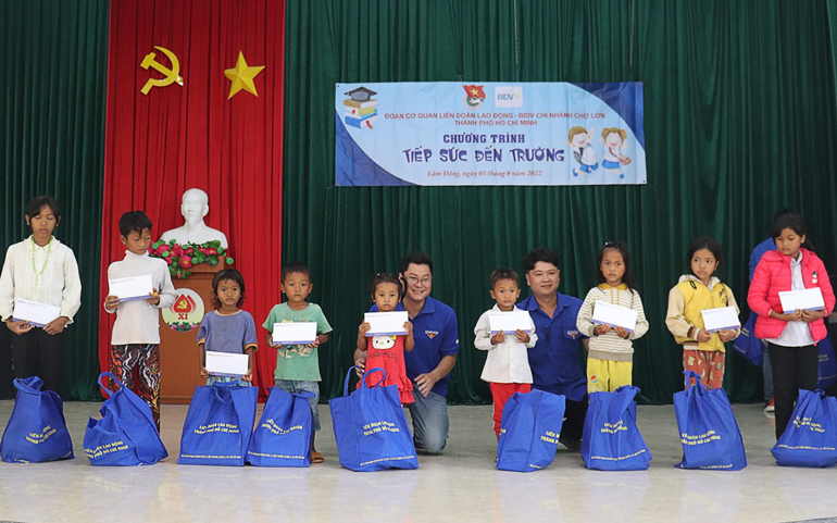 Tặng quà cho các em học sinh nghèo vượt khó huyện Đam Rông