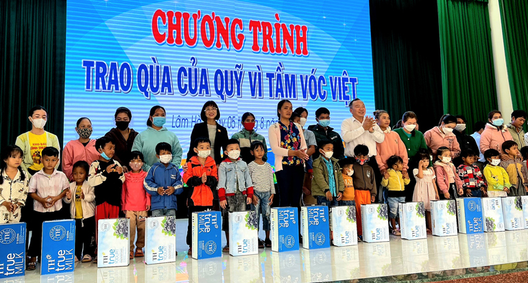Trao tặng sữa cho các em học sinh có hoàn cảnh khó khăn huyện Lâm Hà